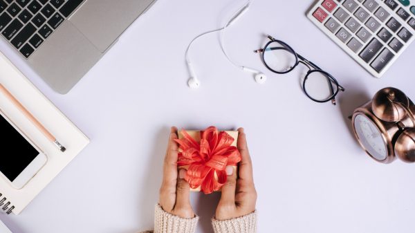 Os benefícios de premiar e reconhecer os colaboradores no ambiente de trabalho